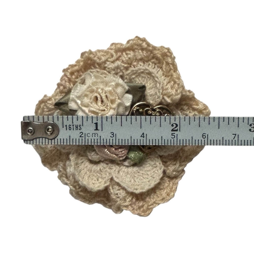 Vintage Handmade Ivory Flower Crocheted Yarn Flower Brooch Pin Preowned - Picture 7 of 10